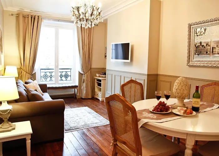 Le Triomphe Elysees * パリ